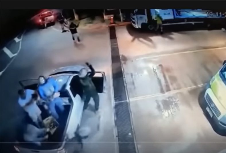Homens armados atacam concessionária de caminhões (Foto: YouTube/Reprodução)