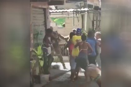 Moradores brigam com policial do Bope em favela da Maré (Foto: Twitter/Reprodução)