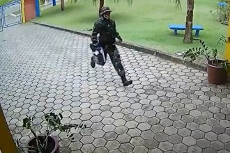 Câmeras gravaram homem com arma na mão e roupa militar entrando na escola (Foto: Twitter/Reprodução)