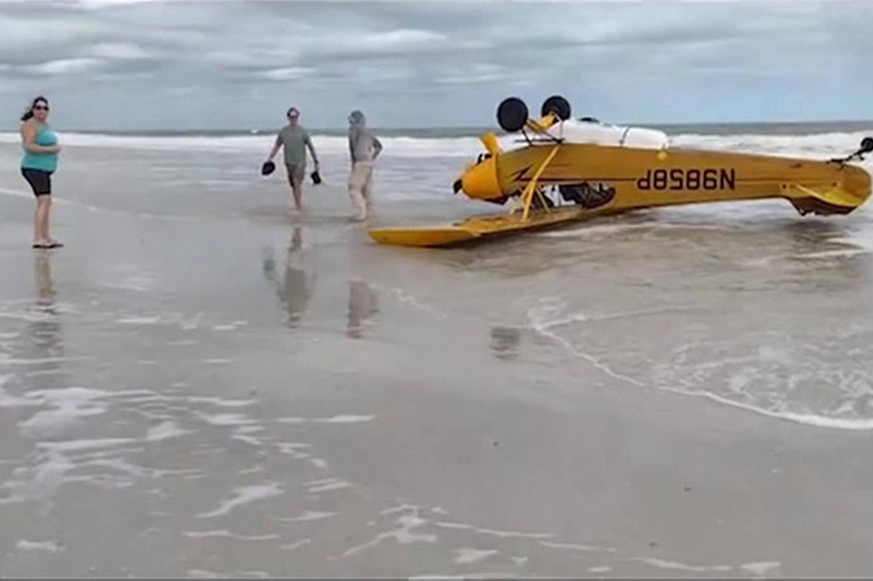 Avião foi pousada de cabeça parta baixo na praia (Foto: Tik Tok/Reprodução)