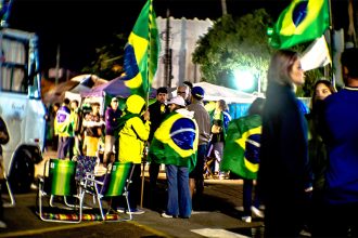 Bolsonarista em frente a quartel do Exército: sem interferência militar (Foto: Márcio Pannunzio /Fotoarena/Folhapress)