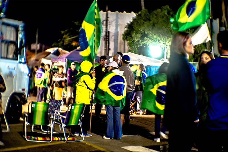 Bolsonarista em frente a quartel do Exército: sem interferência militar (Foto: Márcio Pannunzio /Fotoarena/Folhapress)