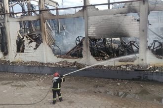 Bombeiros usaram água ainda na manhã desta sexta (Foto: Corpo de Bombeiros Militar do AM/Divulgação)