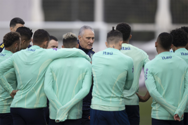 Técnico Tite orienta jogadores no treino da seleção: Brasil é um dos favoritos no Qatar (Foto: Lucas Figueiredo/CBF)