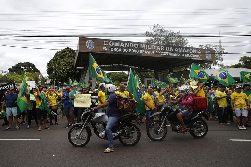 Manifestantes em frente ao CMA: juíza identifica irregularidades (Foto: Edmar Barros/Futura Press/Folhapress)