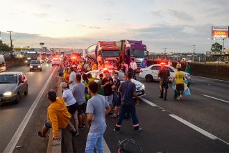 Grupos de caminhoneiros bloqueiam estrada em São Paulo (Foto: Alessandro Torres/Futura Press/Folhapress)
