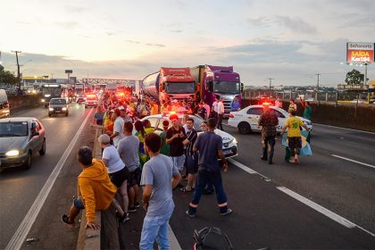 Grupos de caminhoneiros bloqueiam estrada em São Paulo (Foto: Alessandro Torres/Futura Press/Folhapress)
