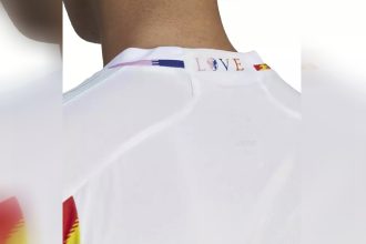 A palavra love (amor) foi impressa na cola da camisa da Bélgica (Foto: Reprodução/ rbfa)