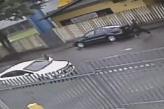 Câmera de segurança registrou advogado saindo do carro e abordando ex-mulher (Foto: Reprodução)