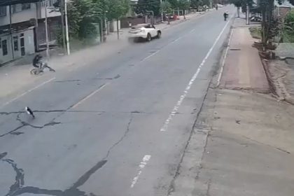 Carro da Tesla atinge ciclista e causou morte de duas pessoas (Foto: Twitter/Reprodução)