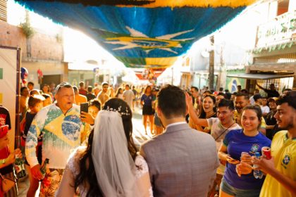 Casal de Manaus optou por tirar fotos após a cerimônia de casamento na Rua 3, a Rua da Copa (Foto: Rodrigo Lima)