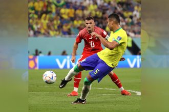 Casemiro chuta para marcar o gol da vitória sobre a Suíça (Foto: Reprodução/Twitter/@fifaworldcup_pt)