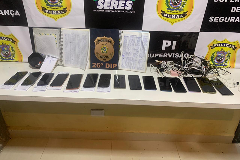 Celulares foram apreendidos com presos no presídio de Igarassu (Foto: PC-AM/Divulgação)