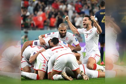 Jogadores da Tunísia festejam, vitória sobre a França (Foto: Reprodução/Twitter/@fifaworldcup_pt)