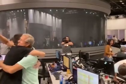 Jornalistas da Globo se abraçam após eleição de Lula (Foto: YouTube/Reprodução)