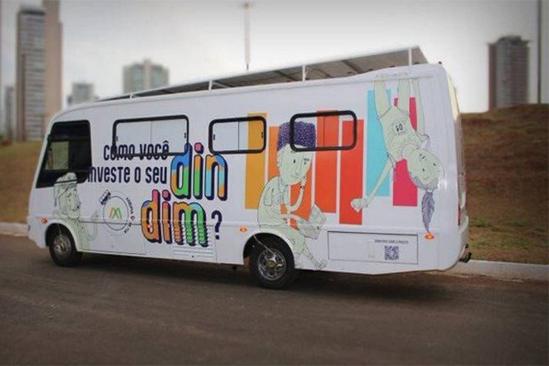 Economistas viajam de ônibus para pesquisar sobre uso do dinheiro pelo trabalhador (Foto: Na Rua/Divulgação)