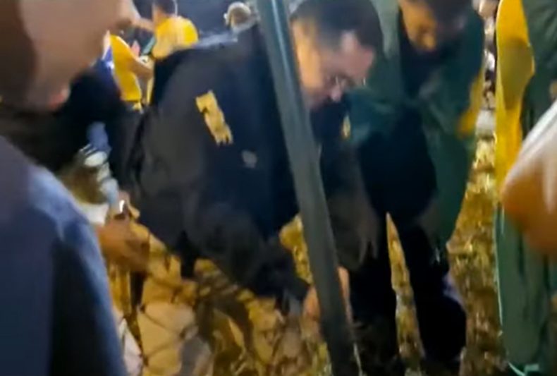 Policial rodoviário corta grade de alambrado (Foto: Twitter/Reprodução)