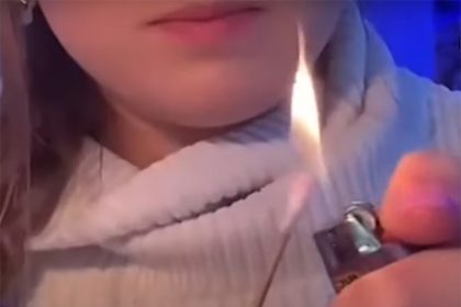 Jovens divulgam vídeos fumando cotonete (Foto: Record News/YouTube/Reprodução)