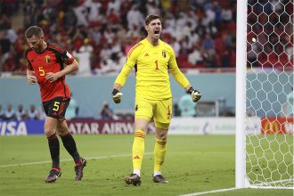 Thibaut Courtois vibra ao defender pênalti; Bélgica venceu o Canadá (Foto: Reprodução/Twitter/@fifaworldcup_pt)