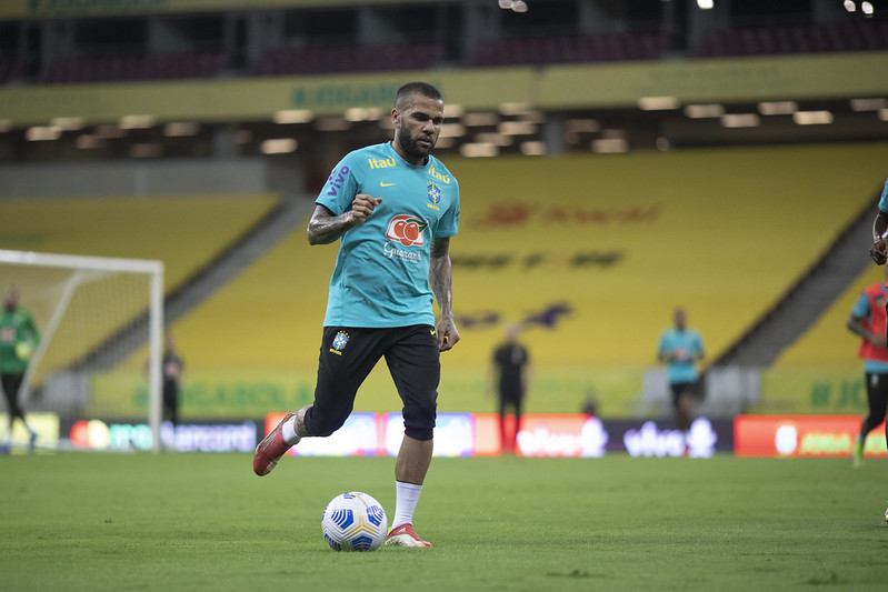 Daniel Alves será o capitão contra Camarões (Foto: Lucas Figueiredo/CBF)