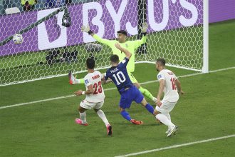 Pulisic (de azul) marcou o gol da vitória e classificação dos EUA (Foto: Reprodução/Twitter/@fifaworldcup_pt)