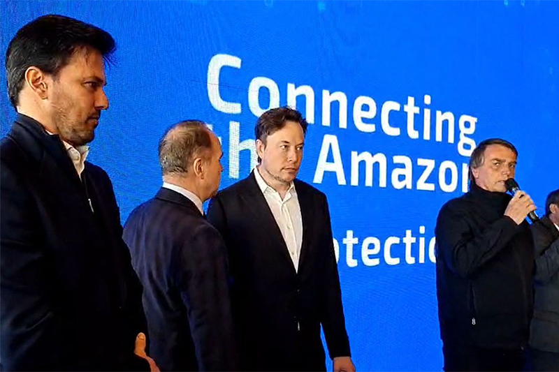 Elon Musk com o ministro Fábio Faria e o presidente Jair Bolsonaro: negócios na Amazônia (Foto: Jair Bolsonaro/Facebook)