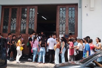 Estudantes chegam para realizar as provas no IEA, Centro de Manaus (Foto: Teófilo Benarrós de Mesquita/ATUAL)