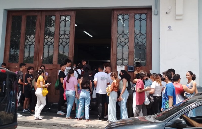 Estudantes chegam para realizar as provas no IEA, Centro de Manaus (Foto: Teófilo Benarrós de Mesquita/ATUAL)