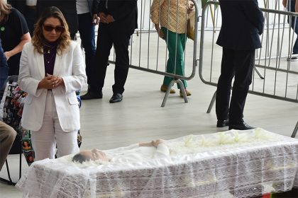 Rosângela Lula da Silva, esposa de Lula, presta condolências a Gal Costa (Foto: Roberto Casimiro /Fotoarena/Folhapress)