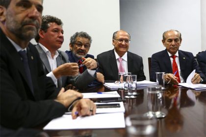 Geraldo Alckmin com deputados federais: negociação para ajustes no Orçamento (Foto: Marcelo Camargo/ABr)
