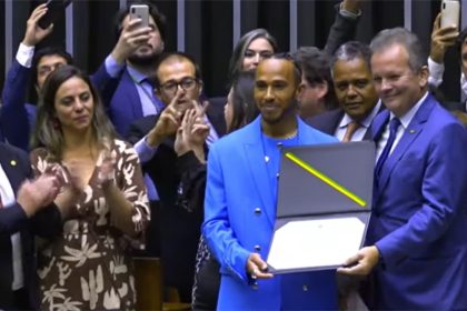 Lewis Hamilton recebeu título de cidadão honorário brasileiro (Foto: TV Câmara/Reprodução)