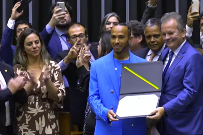 Lewis Hamilton recebeu título de cidadão honorário brasileiro (Foto: TV Câmara/Reprodução)