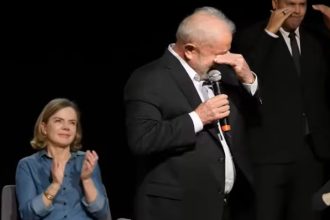 Lula chorou ao falar sobre promessa de retirar brasileiros da fome (Foto: PY TV/YouTube/Reprodução)