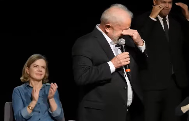 Lula chorou ao falar sobre promessa de retirar brasileiros da fome (Foto: PY TV/YouTube/Reprodução)