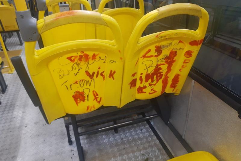 Õnibus vandalizado propositalmente é tirado de circulação e prejudica a população (Foto: Divulgação/Semcom)