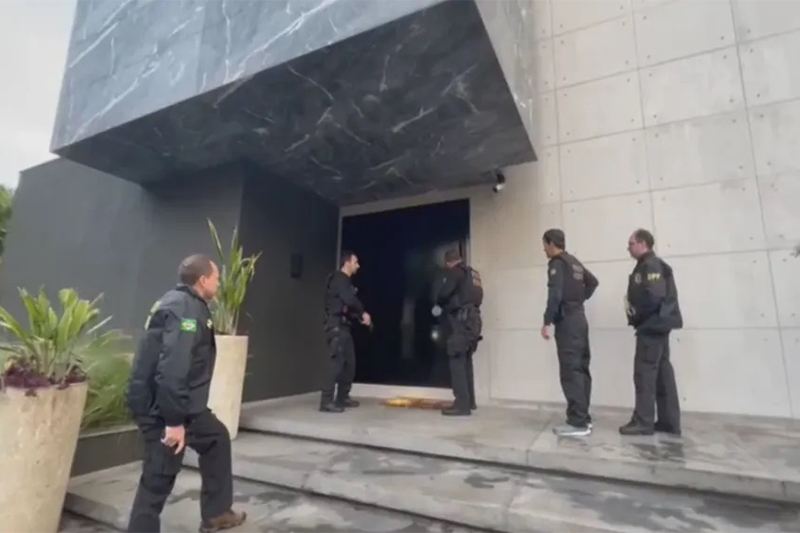 Agentes federais entram em prédio para prender Sheik dos Bitcoins (Foto: Polícia Federal/Divulgação)