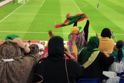 Torcida em estádio do Qatar: Copapela primeira vez no Oriente (Foto: Canal UOL/YouTube/Reprodução)