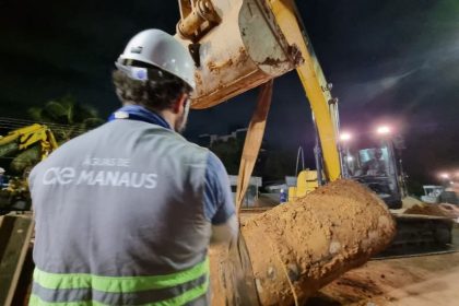 Equipe da Águas de Manaus trabalhando na recuperação da tubulação (Foto: Divulgação/Aegea)