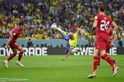 Richarlison no lance do golaço contra a Sérvia (Foto: Reprodução/Twitter/@fifaworldcup_pt)