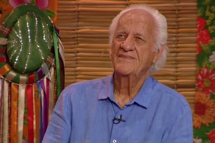 Rolando Boldrin comandava o programa Som Brasil, na TV Globo (Foto: YouTube/Reprodução)