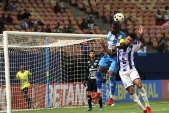 São Raimundo (camisa listrada) esteve à frente do placar duas vezes (Foto: Antônio Assis/FAF)