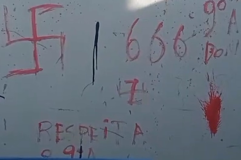 Suástica e 666 na escola de Contagem (Foto: Reprodução)