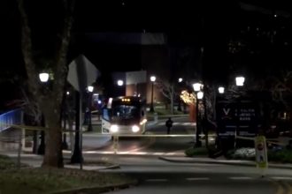 O ataque no campus da Universidade de Virgínia (EUA)deixou ao menos três mortos e dois feridos (Foto: Reprodução/Youtube)