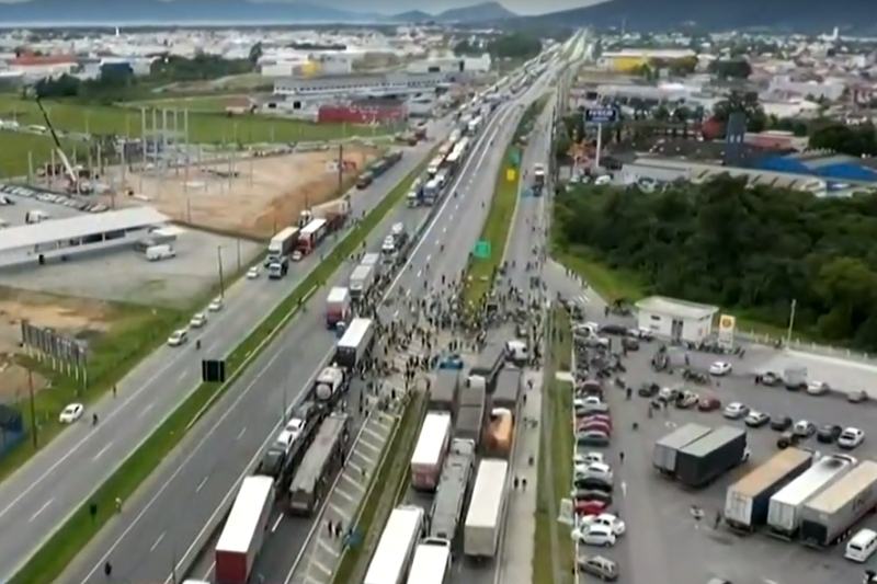 Os atos antidemocráticos são realizados em estradas em todo o país por apoiadores de Bolsonaro (Foto: Reprodução/Globoplay)