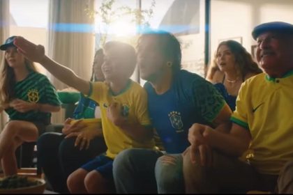 Ao som de "Ela me Faz tão Bem", de Lulu Santos, CBF lançou campanha para afastar a camisa amarela da política (Foto: Reprodução/Youtube)