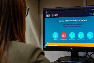 O exame é realizado de forma virtual, pelo computador, e são aplicadas em quatro escolas da capital (Foto: Drance Jézus/Seduc-AM)