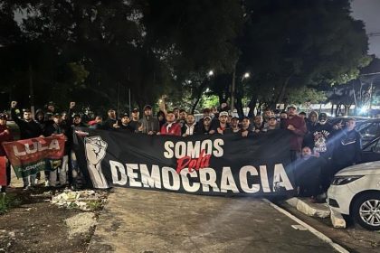 A torcida Gaviões da Fiel desmontaram o bloqueio de manifestante pró-Bolsonaro (Foto: Reprodução/Twitter)