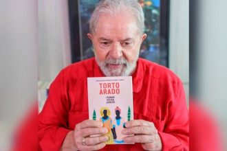 'Torto Arado' é um romance sobre duas irmãs no sertão baiano, que trata de ancestralidade e racismo (Foto: Reprodução/Twitter)buti e Oceanos em 2020