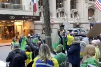 Apoiadores de Bolsonaro permaneceram em frente de hotel onde estáo ministros do STF (Foto: Reprodução/Youtube)