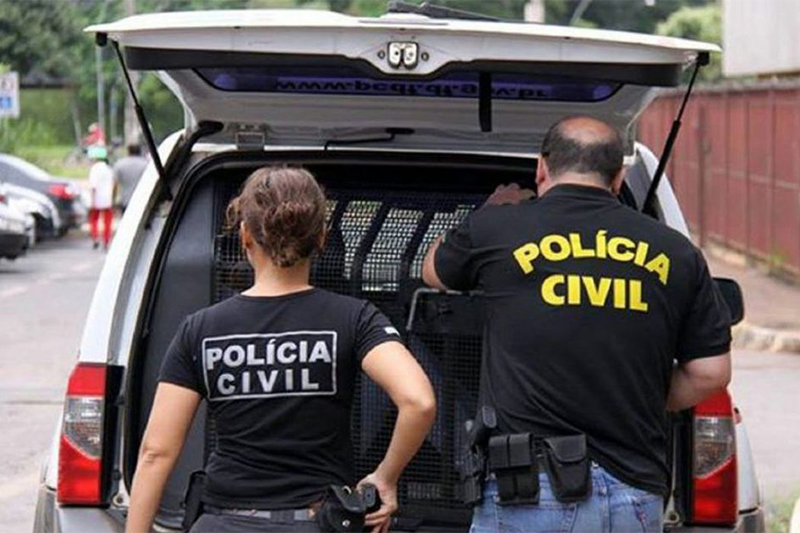 Policiais inspecionam veículo em acampamento bolsonarista em Goiânia (Foto: Sinpol/DF/Divulgação)